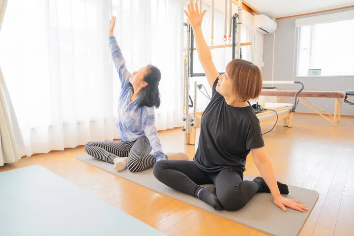 ストレッチ教室でポーズをとる2人の女性